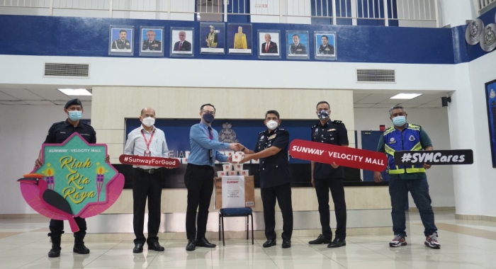 Sunway Berhad Marketing Communications manager Darren Chear handing bubur lambuk to ACP Muhammad Idzam Hj Jaafar of IPD Cheras as part of Sunway’s Raya Cheer 2022 initiatives